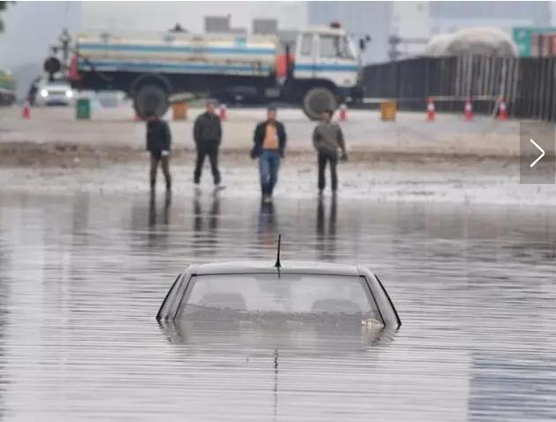 行駛途中突遇大雨車(chē)輛需要注意什么?